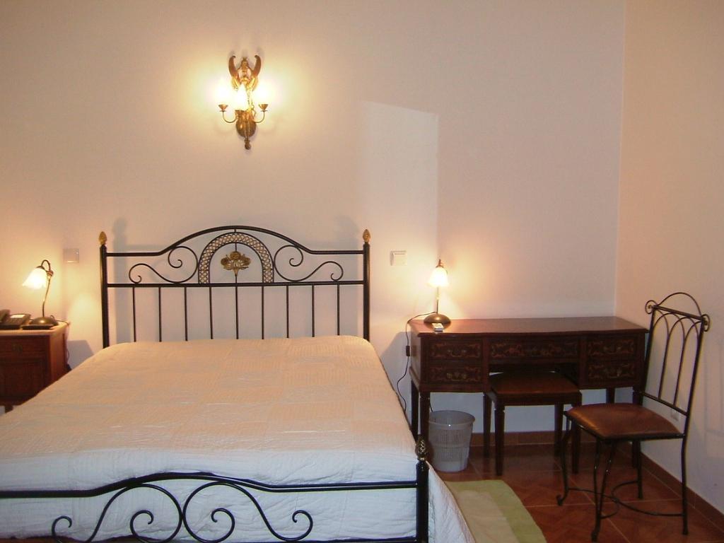 "O Viajante" Low Cost Hotel Estremoz Zimmer foto